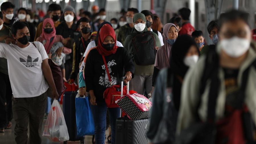 Arus Balik Lebaran di Stasiun Senen Mulai Ramai (CNBC Indonesia/Tri Susilo)