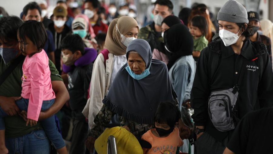 Arus Balik Lebaran di Stasiun Senen Mulai Ramai (CNBC Indonesia/Tri Susilo)