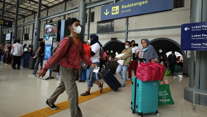 Arus Balik Lebaran di Stasiun Senen Mulai Ramai (CNBC Indonesia/Tri Susilo)