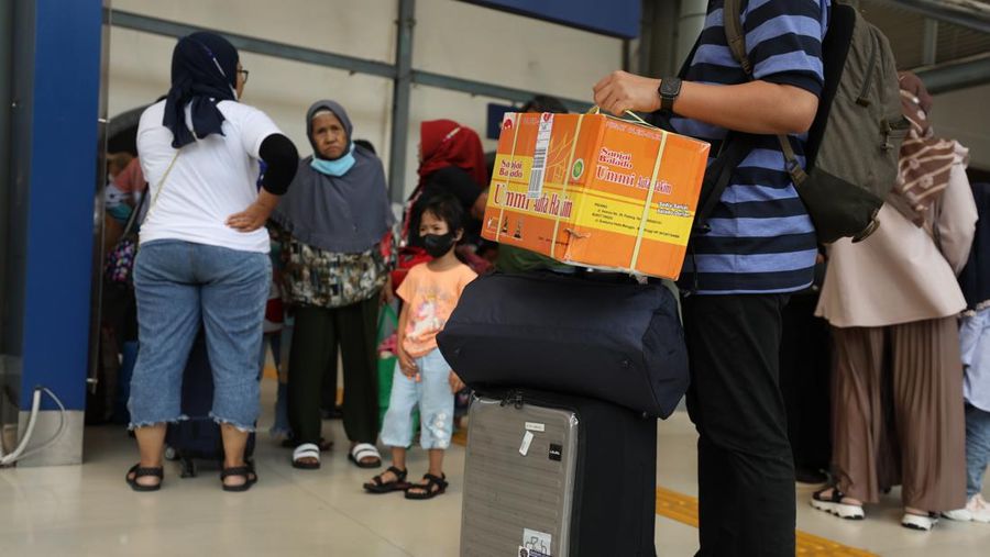 Arus Balik Lebaran di Stasiun Senen Mulai Ramai (CNBC Indonesia/Tri Susilo)