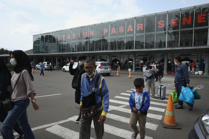 Arus Balik Lebaran di Stasiun Senen Mulai Ramai (CNBC Indonesia/Tri Susilo)