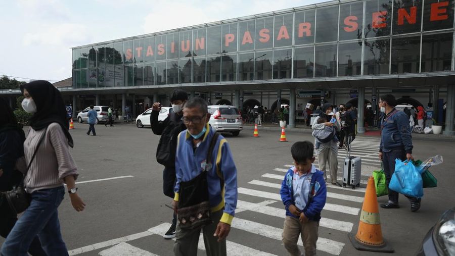 Arus Balik Lebaran di Stasiun Senen Mulai Ramai (CNBC Indonesia/Tri Susilo)