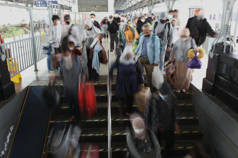 Arus Balik Lebaran di Stasiun Senen Mulai Ramai (CNBC Indonesia/Tri Susilo)