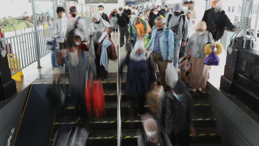 Arus Balik Lebaran di Stasiun Senen Mulai Ramai (CNBC Indonesia/Tri Susilo)
