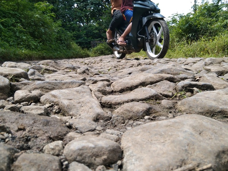 Jalan Rusak di Padasuka, Cibinong, Cianjur Jawa Barat  (CNBC Indonesia/Suhendra)