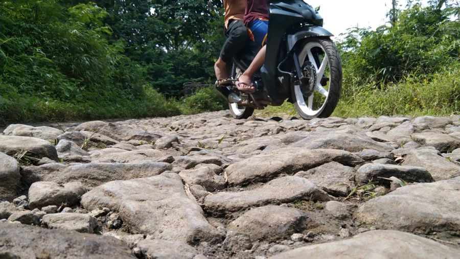 Jalan Rusak di Padasuka, Cibinong, Cianjur Jawa Barat  (CNBC Indonesia/Suhendra)
