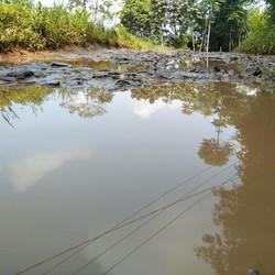Ini Jalan Apa Sungai? Potret 'Jalan Neraka' Dekat Ibu Kota
