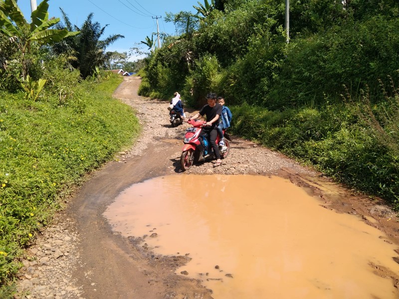 Jalan Rusak di Padasuka, Cibinong, Cianjur Jawa Barat  (CNBC Indonesia/Suhendra)