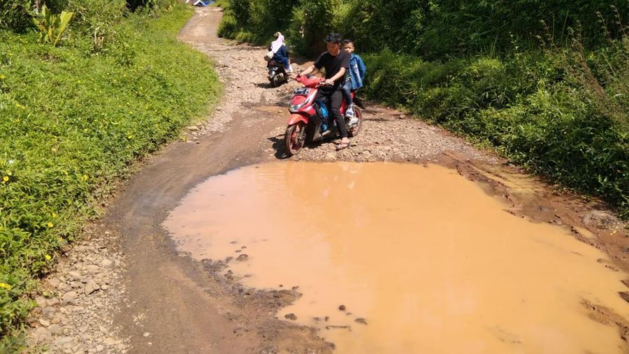 Jalan Rusak di Padasuka, Cibinong, Cianjur Jawa Barat  (CNBC Indonesia/Suhendra)
