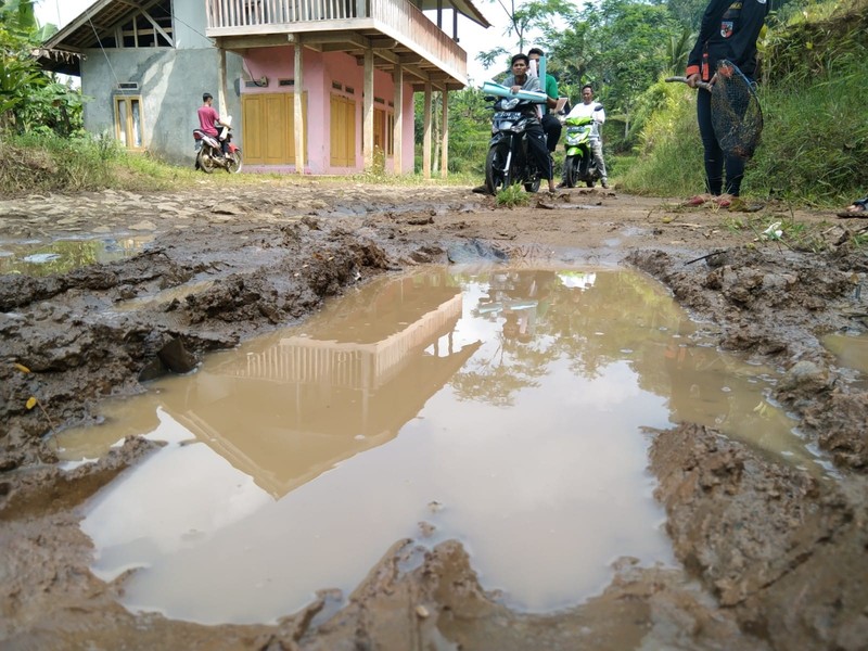 Jalan Rusak di Padasuka, Cibinong, Cianjur Jawa Barat (CNBC Indonesia/Suhendra) Jalan Rusak di Padasuka, Cibinong, Cianjur Jawa Barat (CNBC Indonesia/Suhendra)