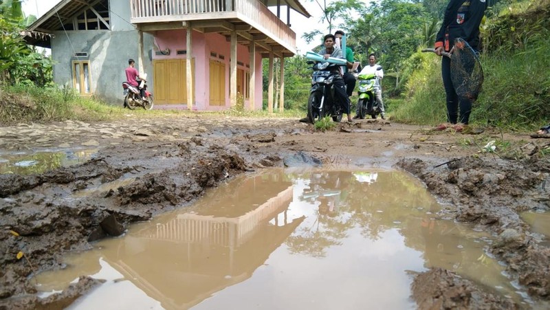 Jalan Rusak di Padasuka, Cibinong, Cianjur Jawa Barat  (CNBC Indonesia/Suhendra)