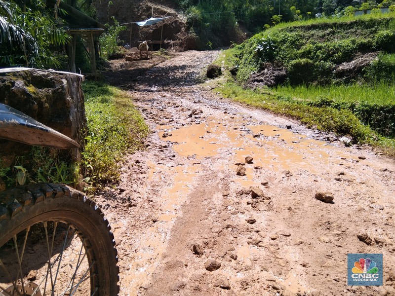 Jalan Rusak di Padasuka, Cibinong, Cianjur Jawa Barat (CNBC Indonesia/Suhendra) Jalan Rusak di Padasuka, Cibinong, Cianjur Jawa Barat (CNBC Indonesia/Suhendra)