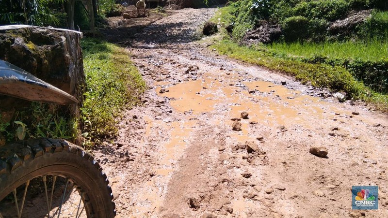 Jalan Rusak di Padasuka, Cibinong, Cianjur Jawa Barat  (CNBC Indonesia/Suhendra)