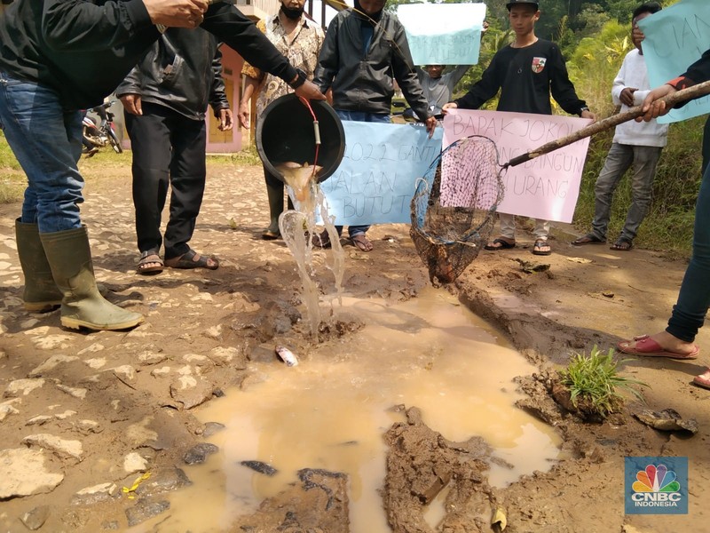 Jalan Rusak di Padasuka, Cibinong, Cianjur Jawa Barat  (CNBC Indonesia/Suhendra)