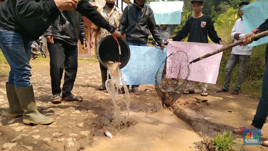 Jalan Rusak di Padasuka, Cibinong, Cianjur Jawa Barat  (CNBC Indonesia/Suhendra)