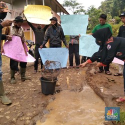 Protes ke Jokowi, Warga 'Jalan Neraka' Lepas Ikan di Jalanan!
