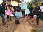 Protes ke Jokowi, Warga 'Jalan Neraka' Lepas Ikan di Jalanan!