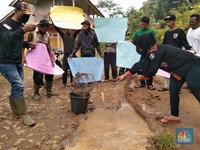 Protes ke Jokowi, Warga 'Jalan Neraka' Lepas Ikan di Jalanan!