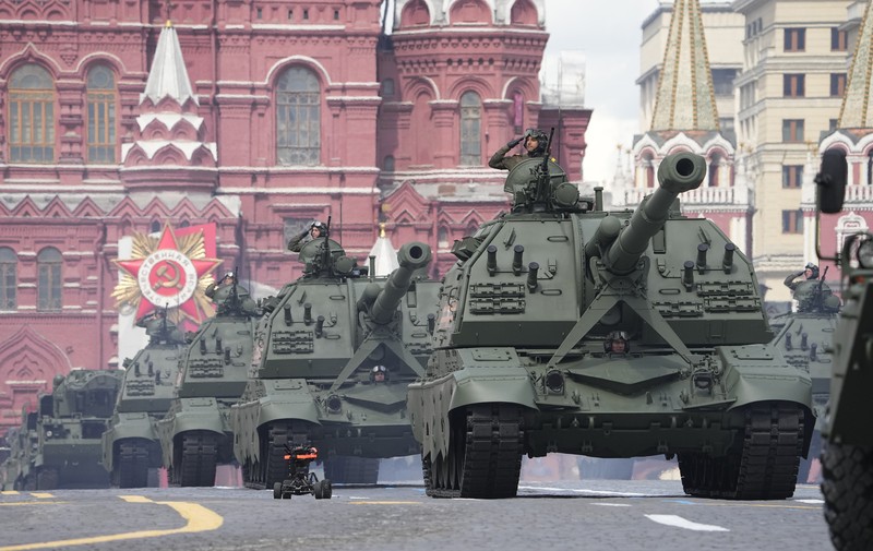 Peringatan Hari Kemenangan Rusia Russian self-propelled artillery vehicles roll during the Victory Day military parade in Moscow, Russia, Monday, May 9, 2022, marking the 77th anniversary of the end of World War II. (AP Photo/Alexander Zemlianichenko)