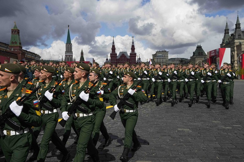Peringatan Hari Kemenangan Rusia Russian self-propelled artillery vehicles roll during the Victory Day military parade in Moscow, Russia, Monday, May 9, 2022, marking the 77th anniversary of the end of World War II. (AP Photo/Alexander Zemlianichenko)