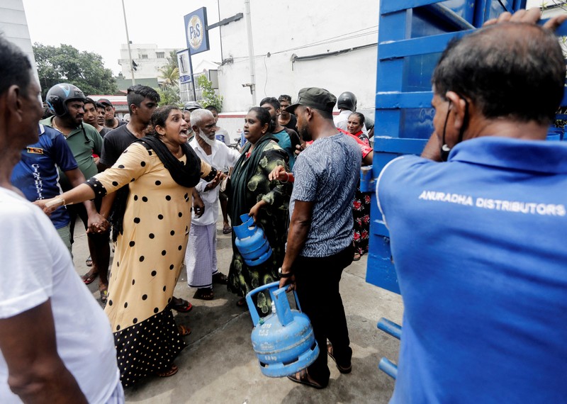 SRI LANKA-CRISIS/ People block a main road as they wait for the gas trucks to arrive at the station to distribute for them, amid the country's economic crisis in Colombo, Sri Lanka, May 8, 2022. REUTERS/Dinuka Liyanawatte