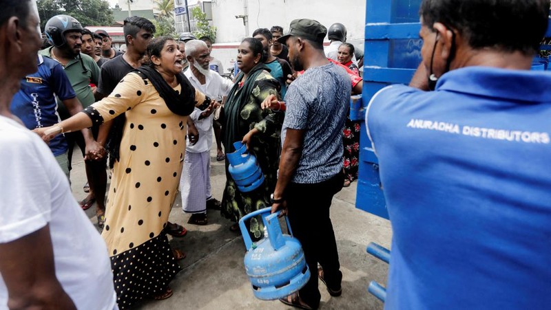 People block a main road as they wait for the gas trucks to arrive at the station to distribute for them, amid the country's economic crisis in Colombo, Sri Lanka, May 8, 2022. REUTERS/Dinuka Liyanawatte