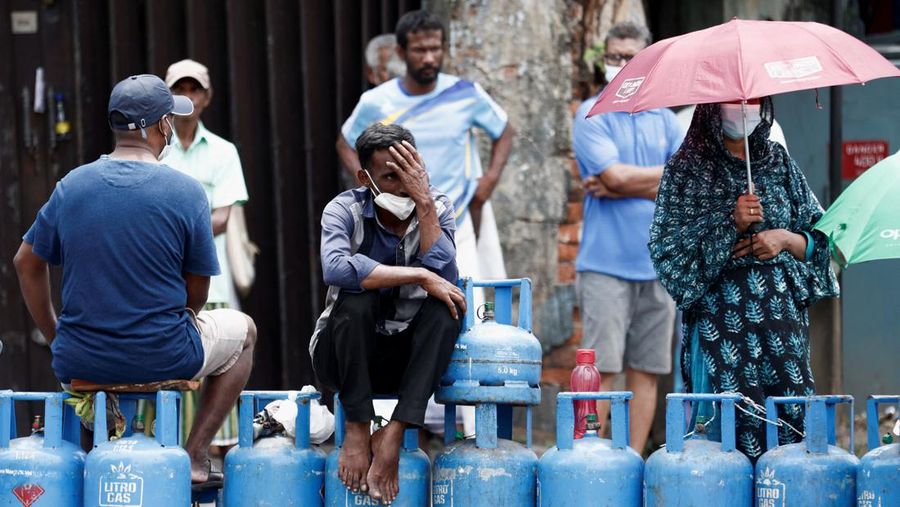 People block a main road as they wait for the gas trucks to arrive at the station to distribute for them, amid the country's economic crisis in Colombo, Sri Lanka, May 8, 2022. REUTERS/Dinuka Liyanawatte