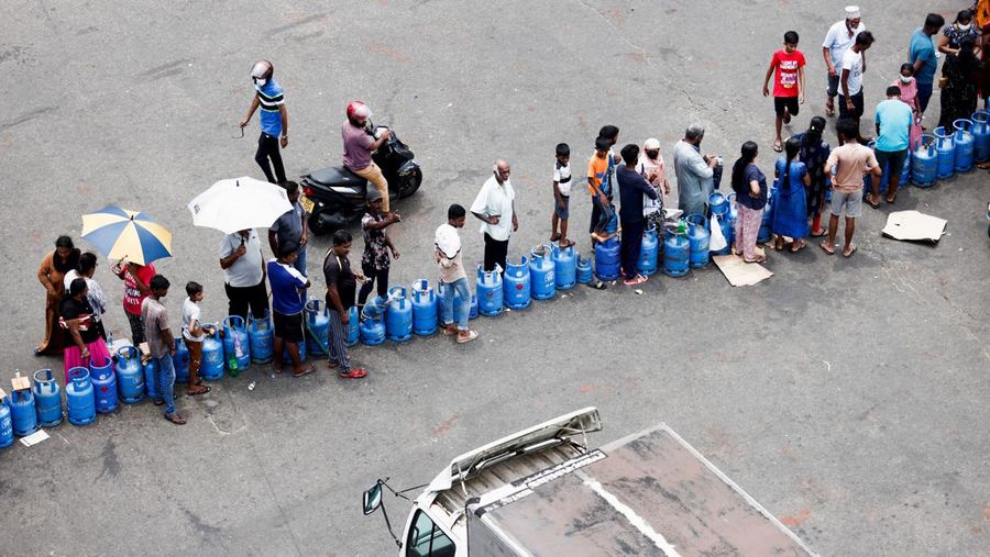 People block a main road as they wait for the gas trucks to arrive at the station to distribute for them, amid the country's economic crisis in Colombo, Sri Lanka, May 8, 2022. REUTERS/Dinuka Liyanawatte