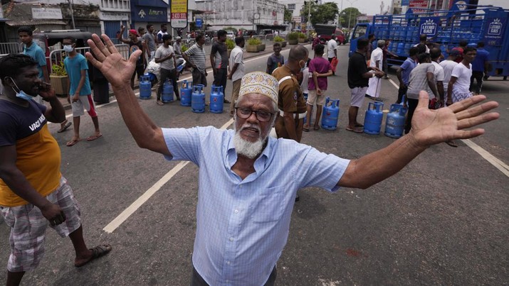 Sri Lanka Economic Crisis Sri Lankans rush to buy cooking gas following the arrival of a cooking gas at a distribution center in Colombo, Sri Lanka, Sunday, May 8, 2022. Diplomats and rights groups expressed concern Saturday after Sri Lankan President Gotabaya Rajapaksa declared a state of emergency and police used force against peaceful protesters amid the country's worst economic crisis in recent memory.(AP Photo/Eranga Jayawardena)