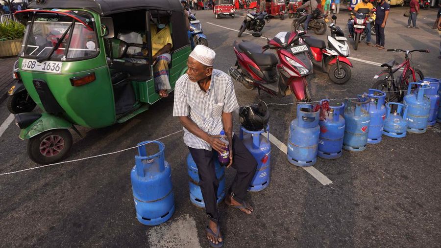 People block a main road as they wait for the gas trucks to arrive at the station to distribute for them, amid the country's economic crisis in Colombo, Sri Lanka, May 8, 2022. REUTERS/Dinuka Liyanawatte