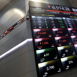 Pasca libur Lebaran, IHSG Rontok 4,42% ke Bawah 7.000