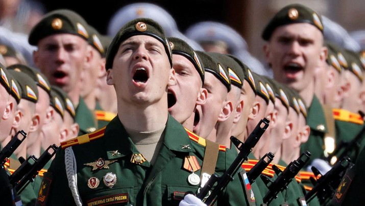 Russian service members take part in a military parade on Victory Day, which marks the 77th anniversary of the victory over Nazi Germany in World War Two, in Red Square in central Moscow, Russia May 9, 2022. REUTERS/Maxim Shemetov