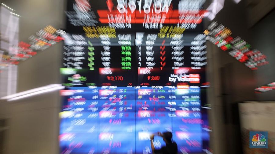 Layar pergerakan Indeks Harga Saham Gabungan (IHSG) di gedung Bursa Efek Indonesia, Jakarta, Senin (9/5/2022). (վ/ Andrean Kristianto)