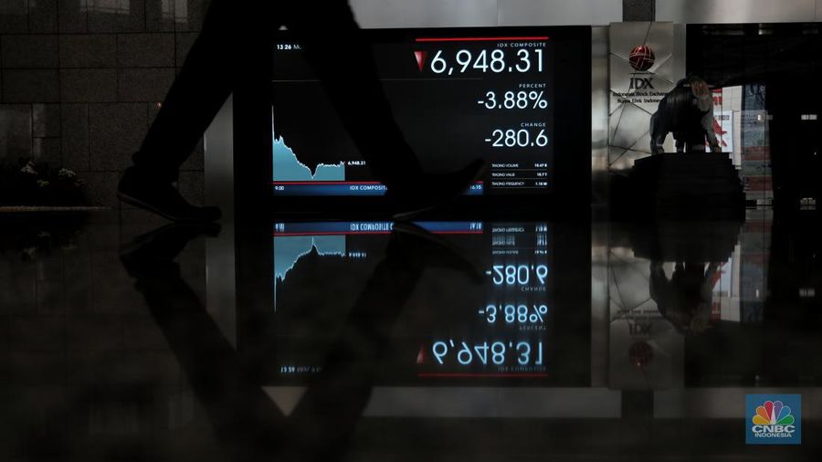 Layar pergerakan Indeks Harga Saham Gabungan (IHSG) di gedung Bursa Efek Indonesia, Jakarta, Senin (9/5/2022). (վ/ Andrean Kristianto)