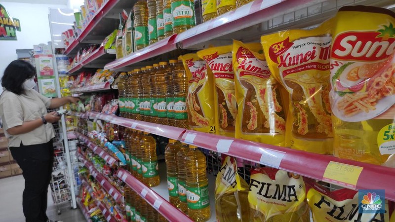 Pembeli memilih minyak goreng sawit yang dijual di Hypermart Pejaten Village, Jakarta, Selasa (10/5/2022). (CNBC Indonesia/ Andrean Kristianto)