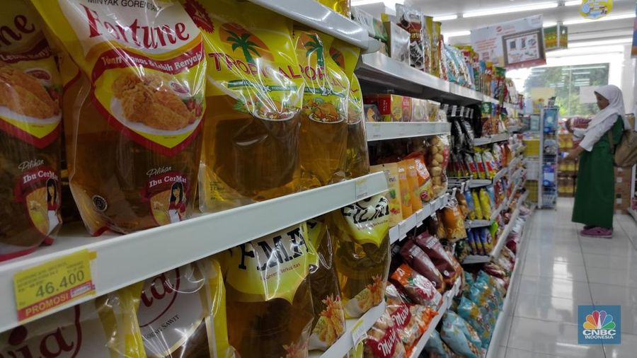 Pembeli memilih minyak goreng sawit yang dijual di Hypermart Pejaten Village, Jakarta, Selasa (10/5/2022). (CNBC Indonesia/ Andrean Kristianto)