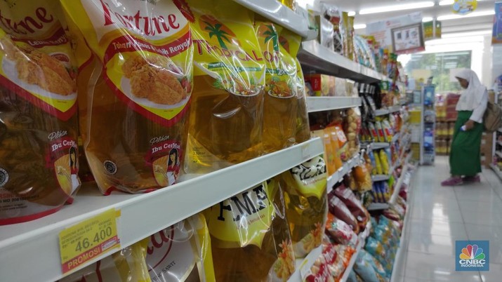 minyak goreng sawit yang dijual di Indomaret, Tangerang Selatan Pembeli memilih produk dengan latar minyak goreng kemasan yang dijual di Indomaret, Komplek Bukit Pamulang Indah, Tangerang Selatan, Selasa (10/5/2022). (CNBC Indonesia/ Andrean Kristianto)