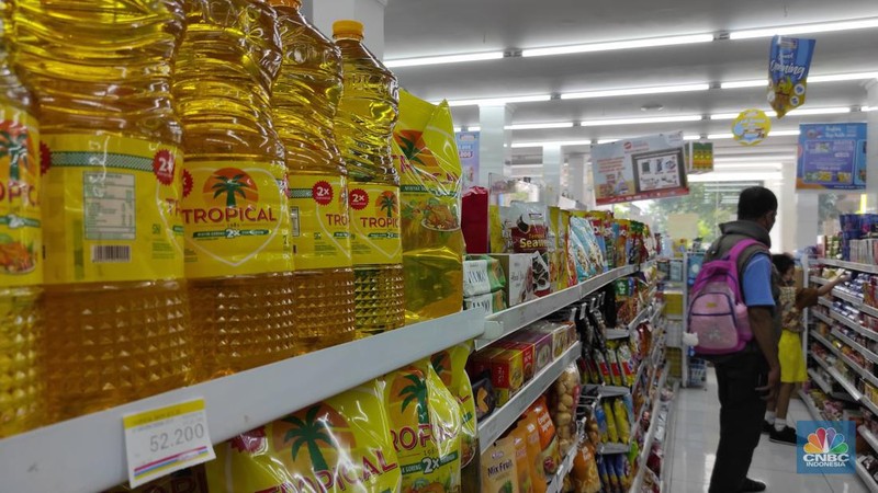 Pembeli memilih minyak goreng sawit yang dijual di Hypermart Pejaten Village, Jakarta, Selasa (10/5/2022). (CNBC Indonesia/ Andrean Kristianto)