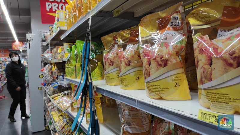 Pembeli memilih minyak goreng sawit yang dijual di Hypermart Pejaten Village, Jakarta, Selasa (10/5/2022). (CNBC Indonesia/ Andrean Kristianto)