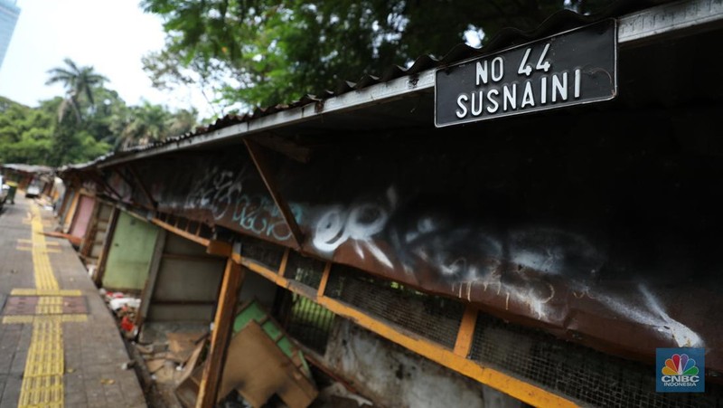 Pekerja membongkar kios pedagang di Pasar Hewan Barito, Kebayoran Baru, Jakarta, Selasa (10/5/2022). Pasar Hewan Barito dibongkar untuk direvitalisasi agar memberikan kenyamanan bagi pedagang dan pembeli. (CNBC Indonesia/Tri Susilo))