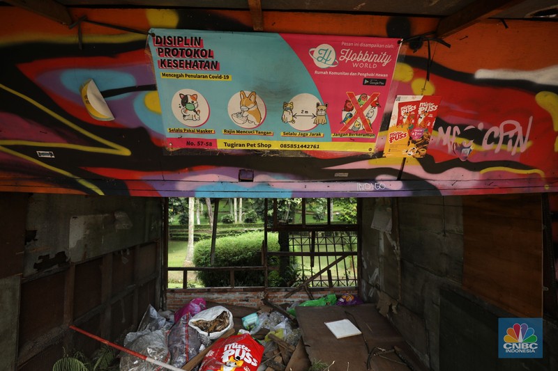 Pekerja membongkar kios pedagang di Pasar Hewan Barito, Kebayoran Baru, Jakarta, Selasa (10/5/2022). Pasar Hewan Barito dibongkar untuk direvitalisasi agar memberikan kenyamanan bagi pedagang dan pembeli. (CNBC Indonesia/Tri Susilo))