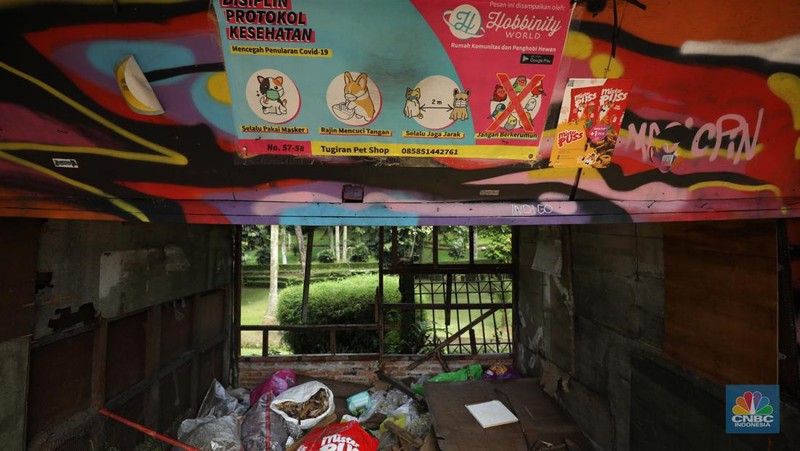 Pekerja membongkar kios pedagang di Pasar Hewan Barito, Kebayoran Baru, Jakarta, Selasa (10/5/2022). Pasar Hewan Barito dibongkar untuk direvitalisasi agar memberikan kenyamanan bagi pedagang dan pembeli. (CNBC Indonesia/Tri Susilo))
