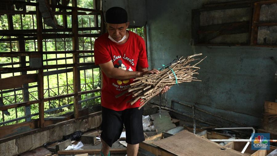 Pekerja membongkar kios pedagang di Pasar Hewan Barito, Kebayoran Baru, Jakarta, Selasa (10/5/2022). Pasar Hewan Barito dibongkar untuk direvitalisasi agar memberikan kenyamanan bagi pedagang dan pembeli. (CNBC Indonesia/Tri Susilo))