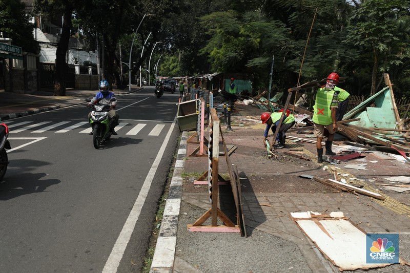 Pekerja membongkar kios pedagang di Pasar Hewan Barito, Kebayoran Baru, Jakarta, Selasa (10/5/2022). Pasar Hewan Barito dibongkar untuk direvitalisasi agar memberikan kenyamanan bagi pedagang dan pembeli. (CNBC Indonesia/Tri Susilo))