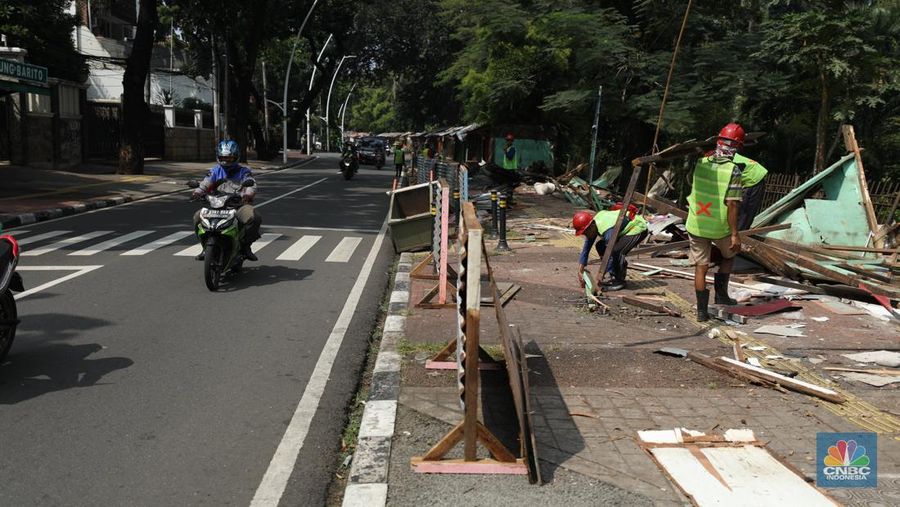 Pekerja membongkar kios pedagang di Pasar Hewan Barito, Kebayoran Baru, Jakarta, Selasa (10/5/2022). Pasar Hewan Barito dibongkar untuk direvitalisasi agar memberikan kenyamanan bagi pedagang dan pembeli. (CNBC Indonesia/Tri Susilo))