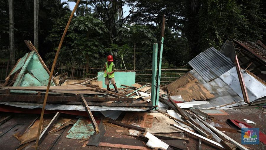 Pekerja membongkar kios pedagang di Pasar Hewan Barito, Kebayoran Baru, Jakarta, Selasa (10/5/2022). Pasar Hewan Barito dibongkar untuk direvitalisasi agar memberikan kenyamanan bagi pedagang dan pembeli. (CNBC Indonesia/Tri Susilo))