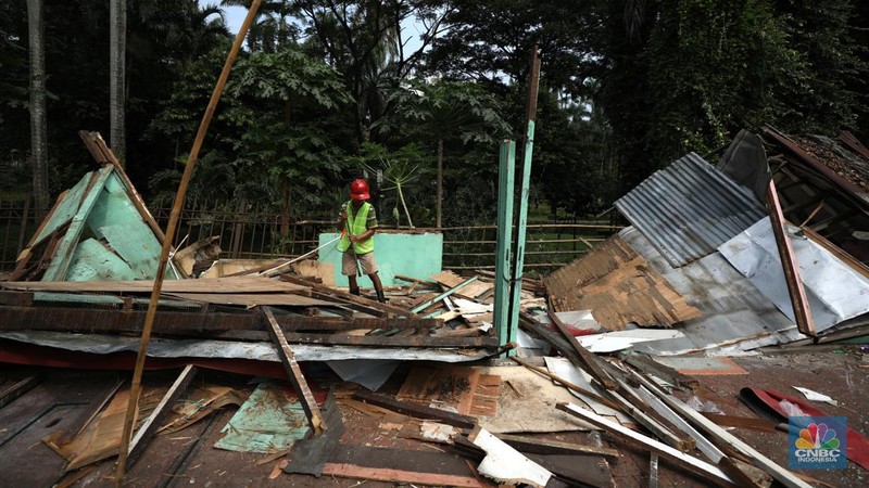 Pekerja membongkar kios pedagang di Pasar Hewan Barito, Kebayoran Baru, Jakarta, Selasa (10/5/2022). Pasar Hewan Barito dibongkar untuk direvitalisasi agar memberikan kenyamanan bagi pedagang dan pembeli. (CNBC Indonesia/Tri Susilo))