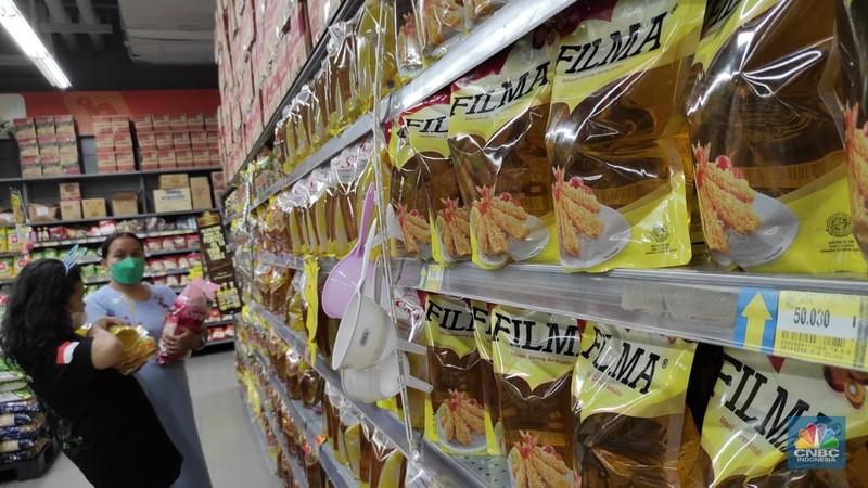 Pembeli memilih minyak goreng sawit yang dijual di Hypermart Pejaten Village, Jakarta, Selasa (10/5/2022). (CNBC Indonesia/ Andrean Kristianto)