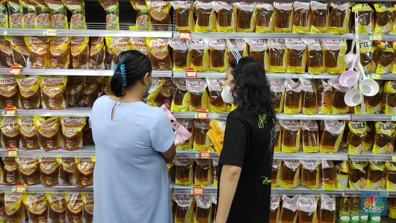 Penjualan Minyak Goreng di Hypermart Pembeli memilih minyak goreng sawit yang dijual di Hypermart Pejaten Village, Jakarta, Selasa (10/5/2022). (CNBC Indonesia/ Andrean Kristianto)