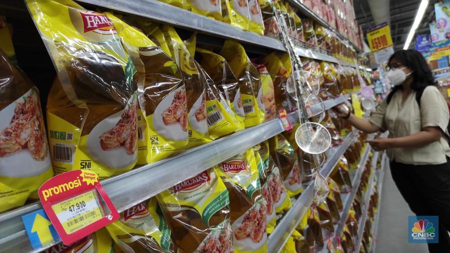 Pembeli memilih minyak goreng kemasan yang dijual di Hypermart Pejaten Village, Jakarta, Selasa (10/5/2022). (CNBC Indonesia/ Andrean Kristianto)